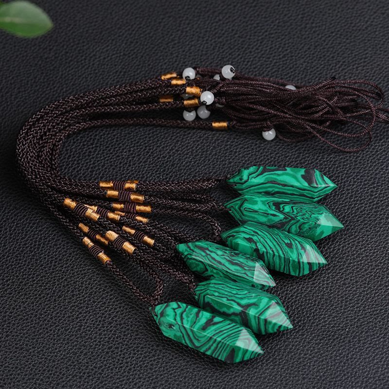 Grüne Malachit-Anhänger mit braunen Kordeln, handgefertigter Schmuck, Naturstein, Unisex.