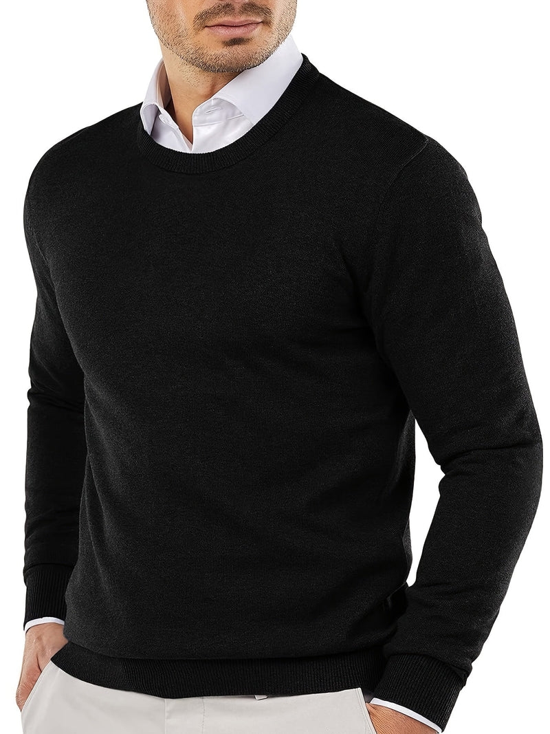 Mann im schwarzen Pullover und weißem Hemd, eleganter Herrenmode-Look, Freizeitkleidung.