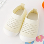Beige Baby-Sneaker aus Strick, rutschfest, atmungsaktiv, ideal für Kleinkinder.