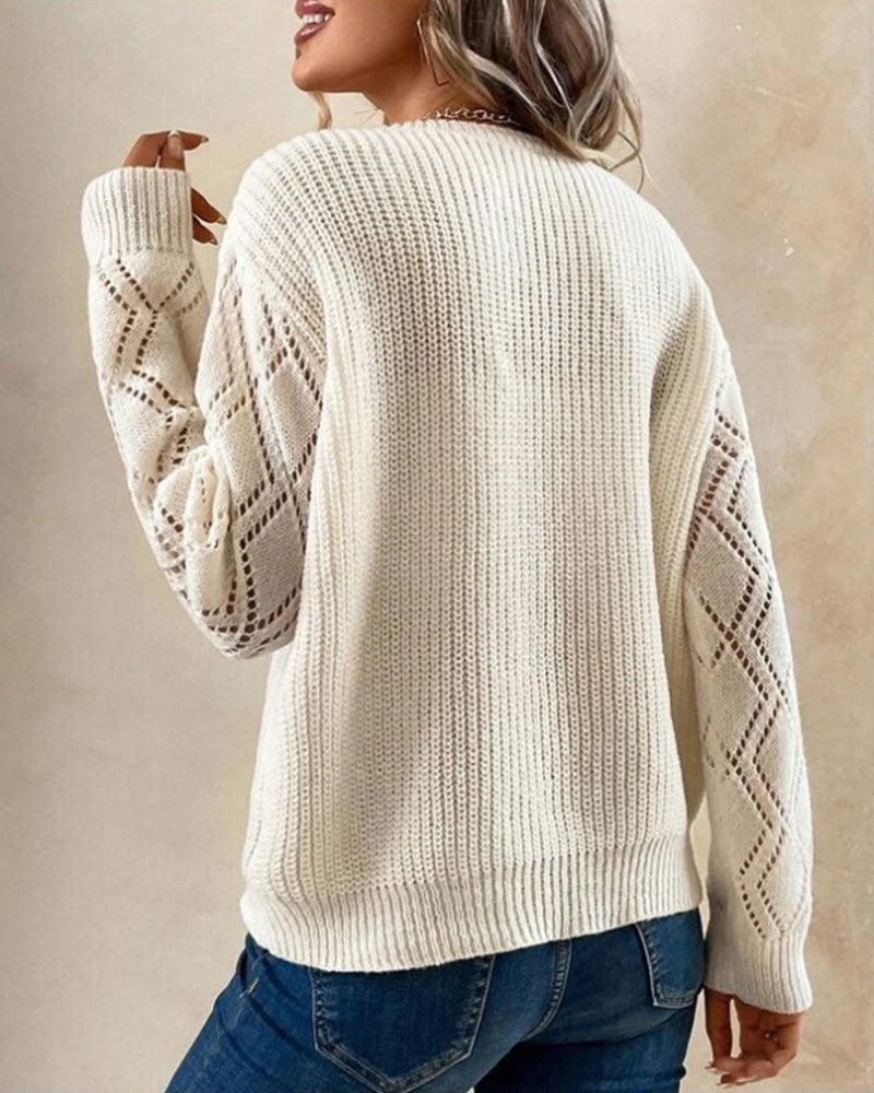 Frau in cremefarbenem Strickpullover mit Lochmuster, lässig, modisch, Herbstmode.