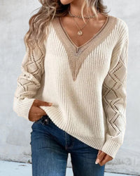 Frau trägt cremefarbenen Strickpullover mit V-Ausschnitt und Spitzenmuster, lässige Mode.