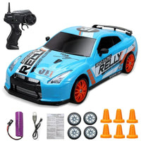Blauer RC-Rennwagen mit Fernbedienung, Zubehör und Ersatzrädern, ideal für Kinder.