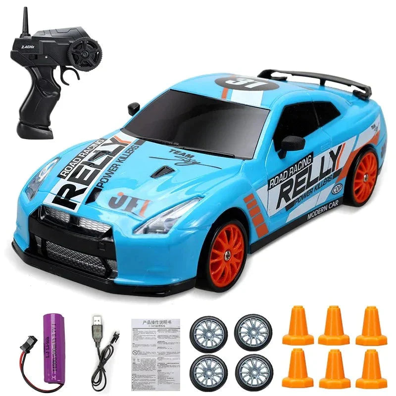 Blauer RC-Rennwagen mit Fernbedienung, Zubehör und Ersatzrädern, ideal für Kinder.