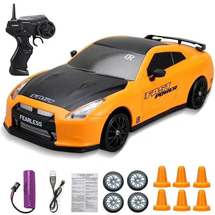 Ferngesteuertes Auto Set, orange-schwarz, mit Fernbedienung, Reifen, Kegel, Akku, USB-Kabel.