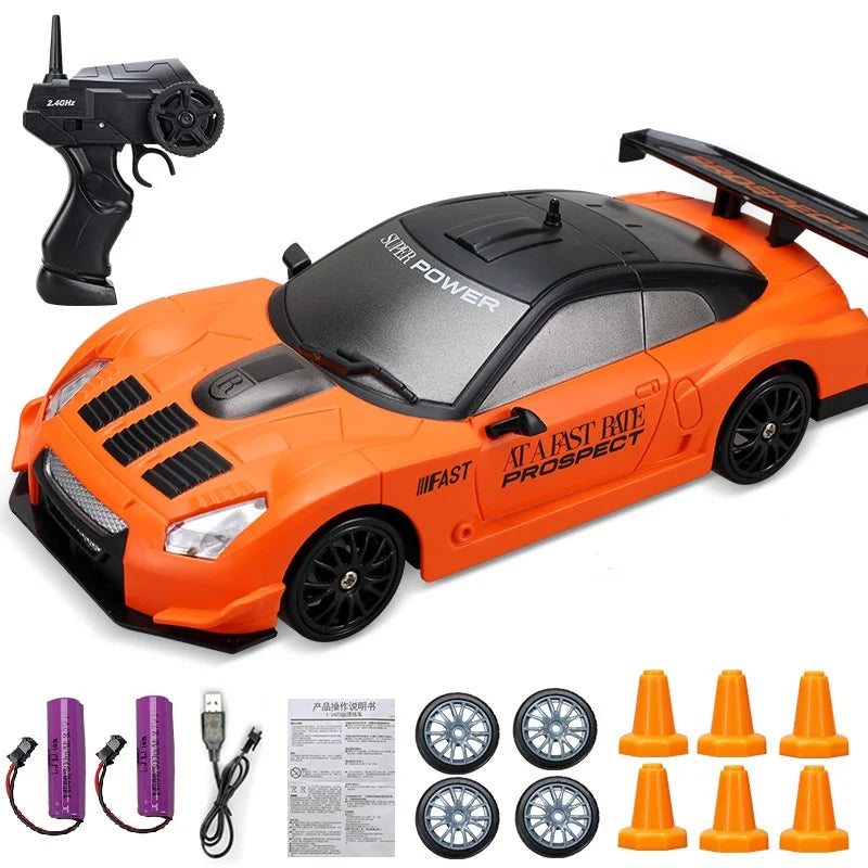 Orange RC-Auto mit Fernbedienung, Ersatzrädern, Ladegerät und Pylonen, Spielzeugauto-Set.
