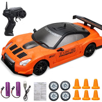 Orange RC-Auto mit Fernbedienung, Ersatzrädern, Ladegerät und Pylonen, Spielzeugauto-Set.