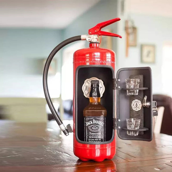 Roter Feuerlöscher-Bar mit Jack Daniels Flasche und Gläsern, originelles Geschenk, Wohnzimmer.