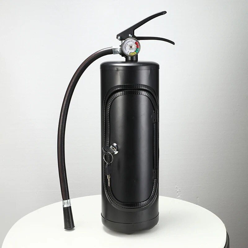 Schwarzer Feuerlöscher mit Schlauch und Manometer auf weißem Hintergrund.