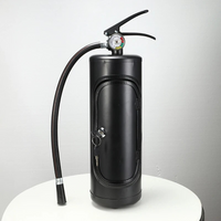 Schwarzer Feuerlöscher mit Schlauch und Manometer auf weißem Hintergrund.