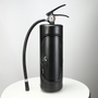 Schwarzer Feuerlöscher mit Schlauch und Manometer auf weißem Hintergrund.