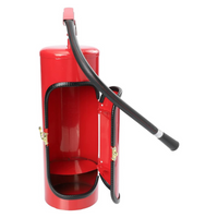 Roter Feuerlöscher mit offenem Gehäuse und schwarzem Schlauch, Brandschutzgerät.