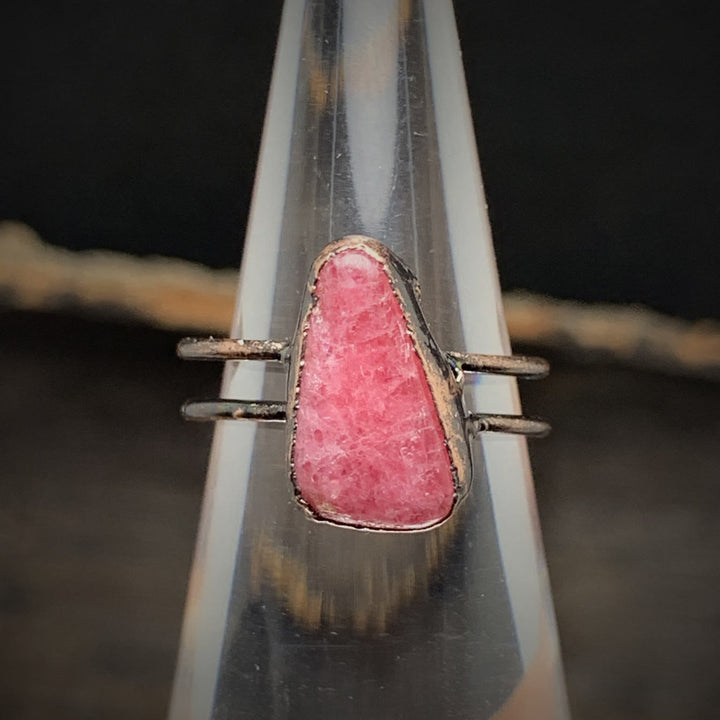 Silberring mit rosa Edelstein, handgefertigt, einzigartiges Design, Schmuck für Damen.