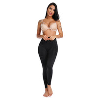 Frau in schwarzer figurbetonter Leggings und beigem BH, ideal für Fitness und Freizeit.