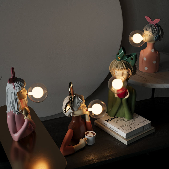 Keramikfiguren mit Lampen, bunte Kleidung, Blasenform, dekorative Tischleuchten, modernes Design.