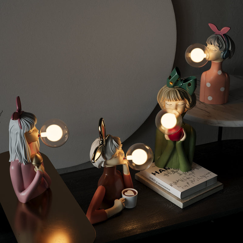 Keramikfiguren mit Lampen, bunte Kleidung, Blasenform, dekorative Tischleuchten, modernes Design.