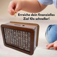 Braune Sparbox aus Holz mit Zahlenraster, Kind legt Münze ein, finanzielle Ziele schneller erreichen.
