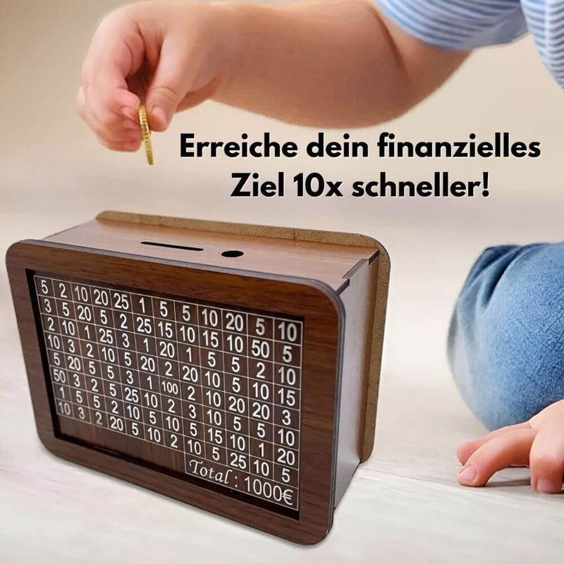 Braune Sparbox aus Holz mit Zahlenraster, Kind legt Münze ein, finanzielle Ziele schneller erreichen.