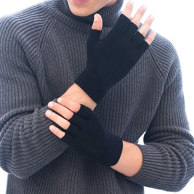 Mann mit grauem Strickpullover trägt schwarze fingerlose Handschuhe aus Wolle.