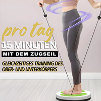 Frau trainiert auf einem grünen Balance-Board mit Zugseilen, Fitnessgerät für Ganzkörpertraining.