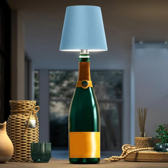 Champagnerflaschenlampe mit blauem Schirm, stilvolle Tischbeleuchtung, modernes Design.