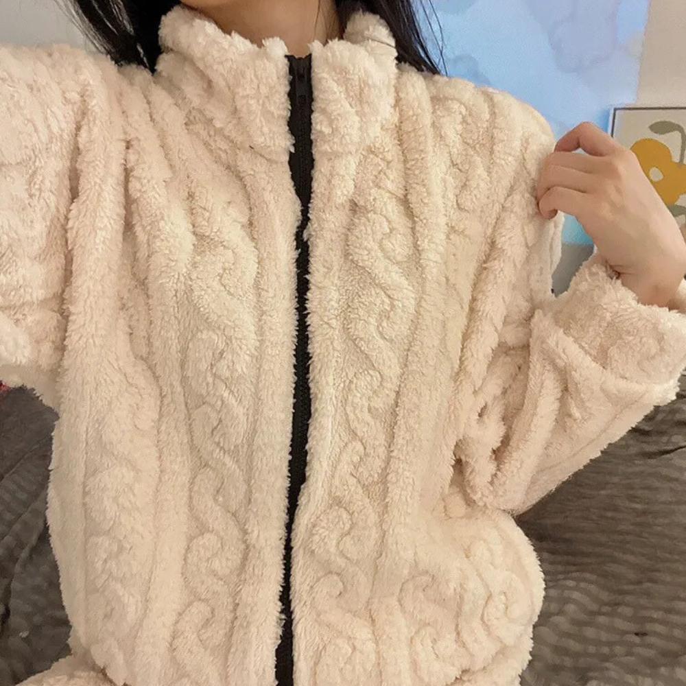 Flauschige cremefarbene Fleecejacke mit Reißverschluss, Damenmode, Winterbekleidung.