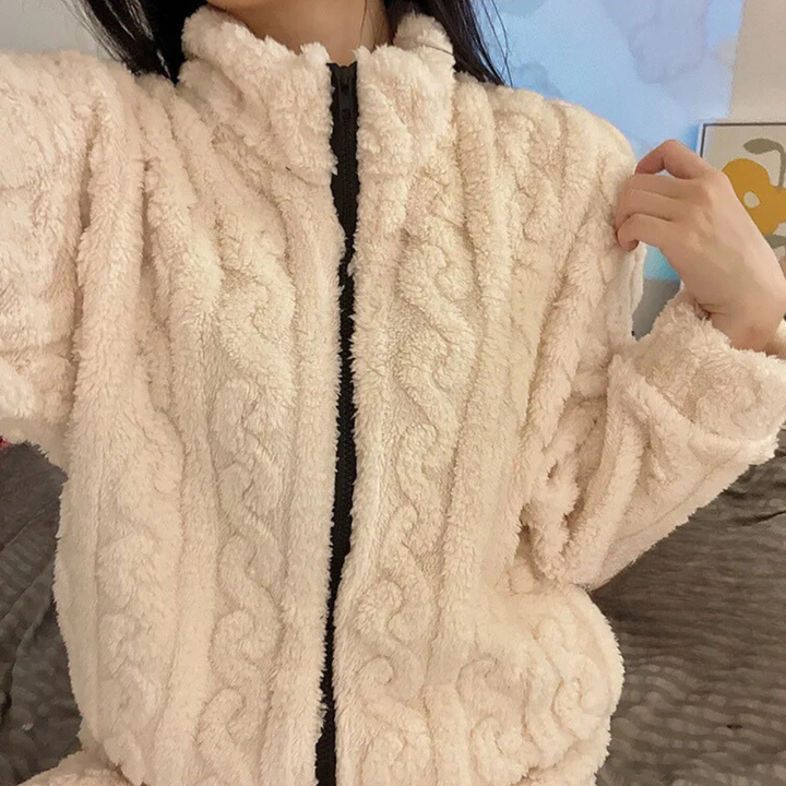 Flauschige cremefarbene Fleecejacke mit Reißverschluss, Damenmode, Winterbekleidung.