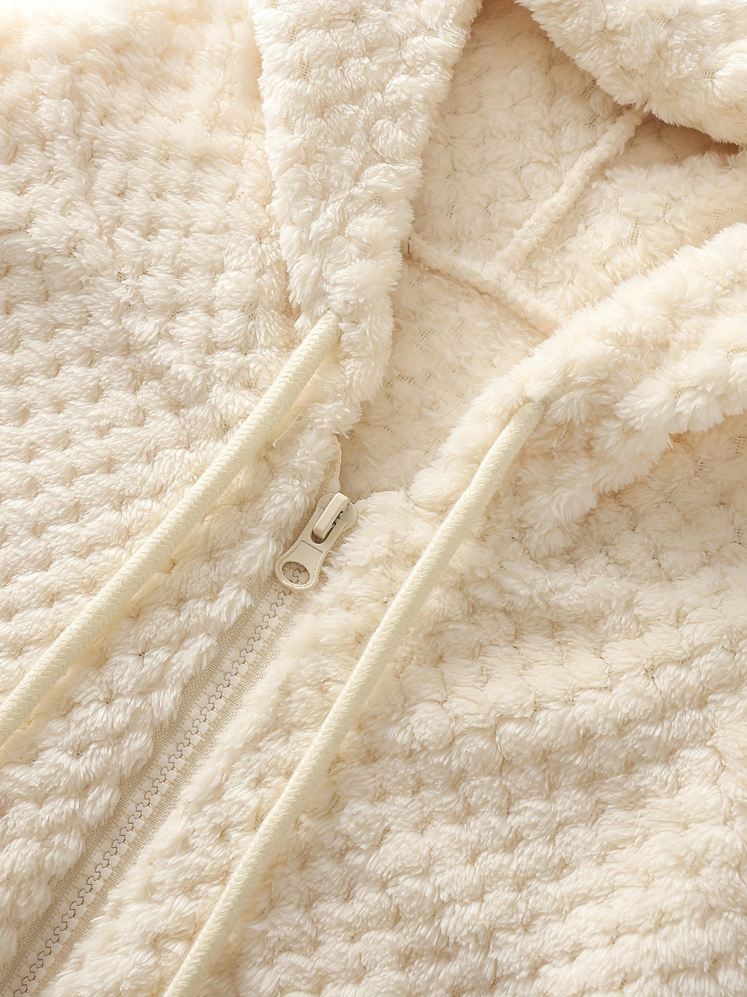 Beige Damen Fleecejacke mit Reißverschluss, weiches Material, warme Wintermode.