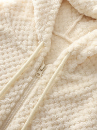 Beige Damen Fleecejacke mit Reißverschluss, weiches Material, warme Wintermode.