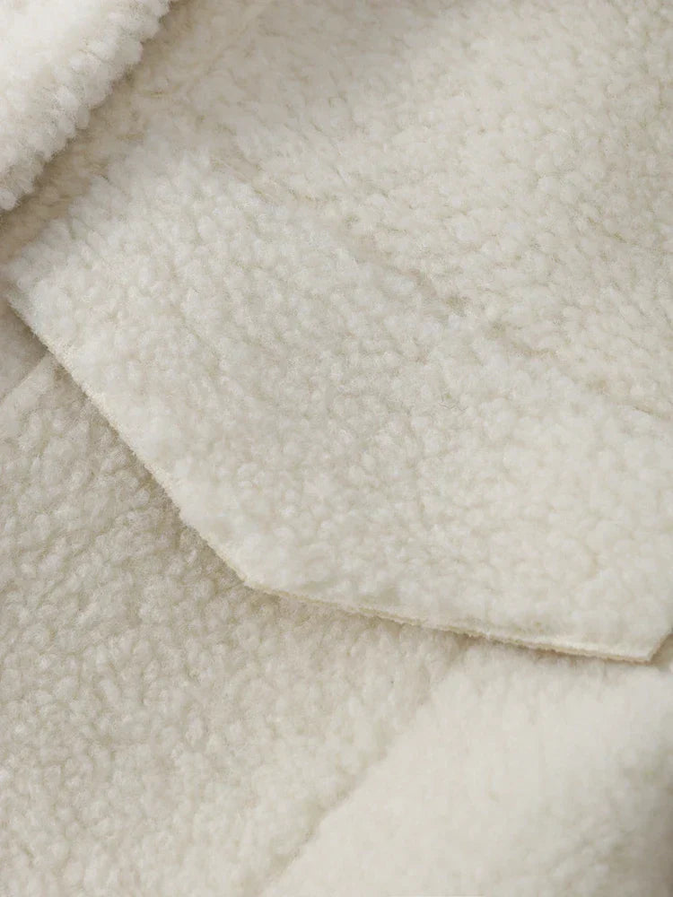 Weiße Damenjacke aus Kunstlammwolle, Herbst/Winter, lange Ärmel, Kragen, Taschen.