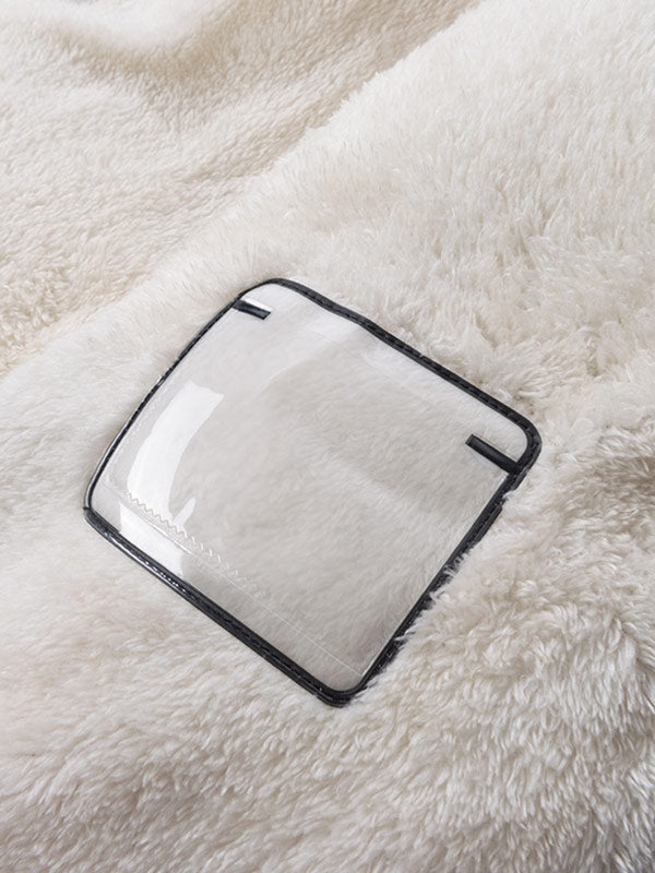 Weiße flauschige Decke mit transparentem Kunststofffenster, gemütlich, weich, Heimtextilien.