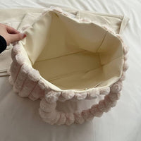 Weiche rosa Plüsch-Handtasche mit cremefarbenem Innenfutter, modisch und geräumig.