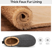 Graue Hausschuhe mit dicker Kunstfellfütterung, warm und weich, ideal für den Winter.
