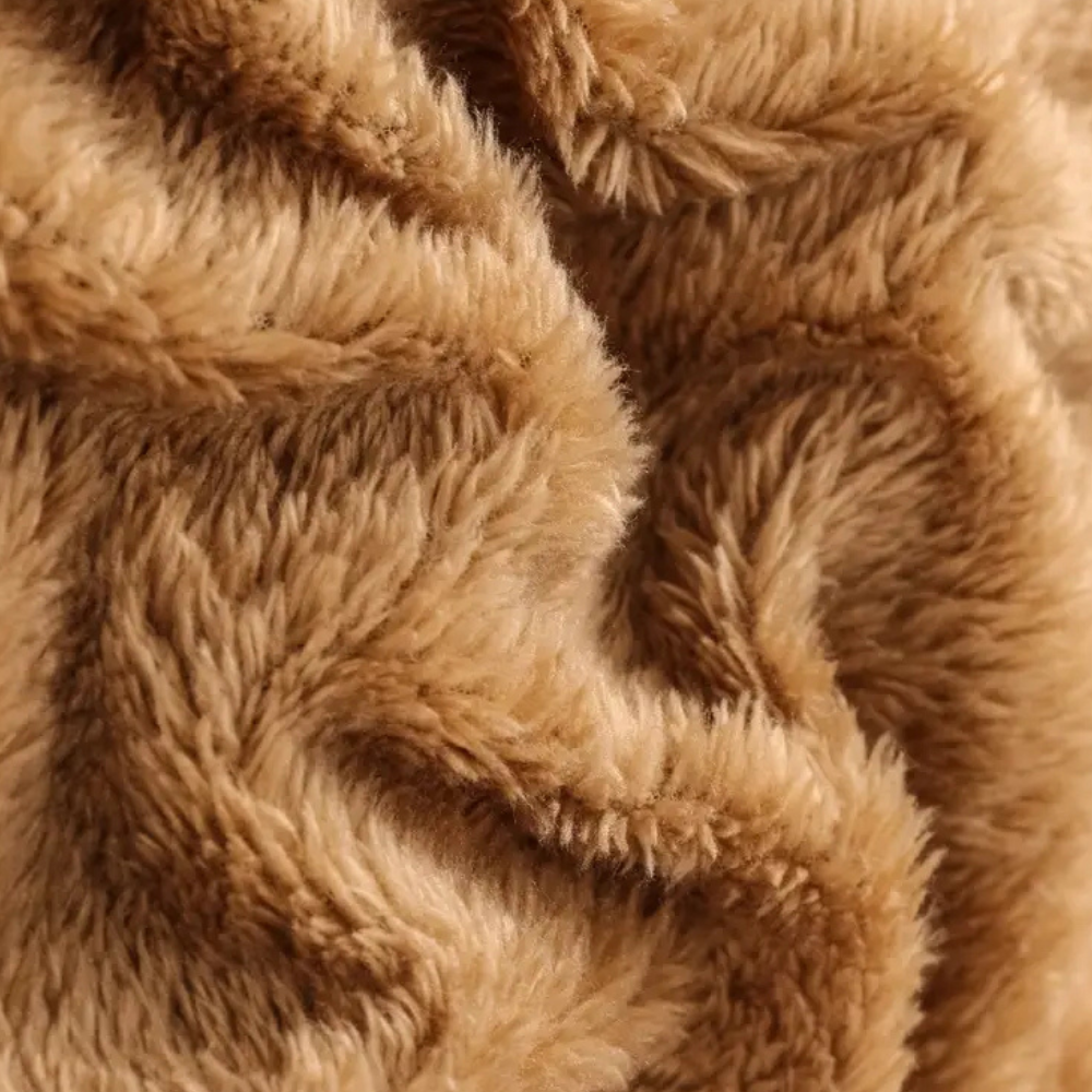 Brauner Kunstpelzstoff, weiche Textur, ideal für Bekleidung und Dekoration.