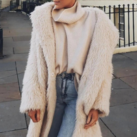 Damenmode: Beiger Kunstpelzmantel, Rollkragenpullover, Jeans, stilvoller Winterlook.