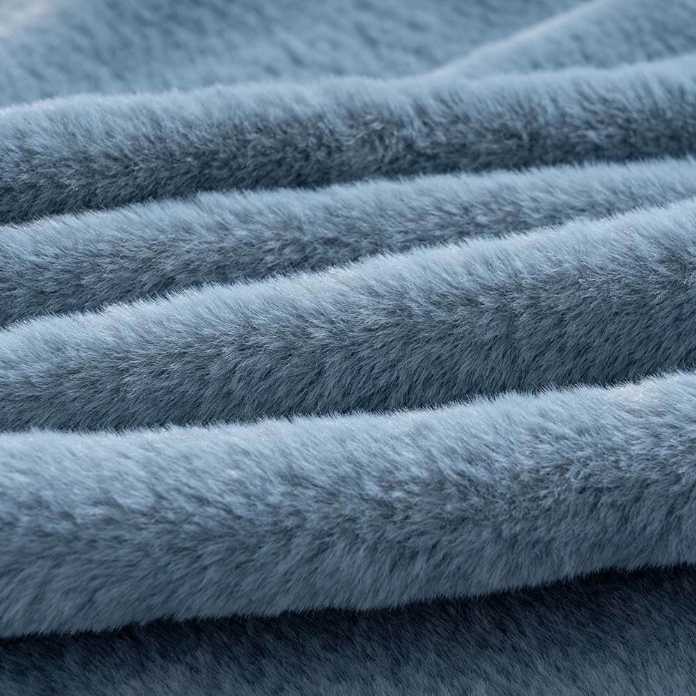 Weiches, blaues Plüschmaterial für Hundebett oder Autositzbezug, Nahaufnahme.