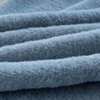 Weiches, blaues Plüschmaterial für Hundebett oder Autositzbezug, Nahaufnahme.