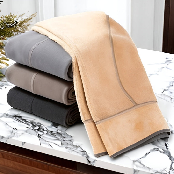 Beige und graue Fleece-Decken auf Marmortisch, gemütlich, weich, Wohnzimmer-Dekoration.