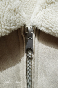 Beiger Fleecejacke-Reißverschluss, Metall, warm, wintertauglich, modisch, Detailansicht.