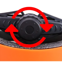 Schwarzer FlexGuard Helmverschluss mit rotem Drehverschluss auf orangefarbenem Hintergrund.