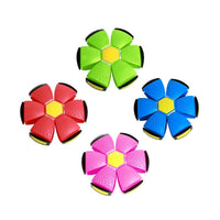 Vier bunte, faltbare fliegende Untertassen-Bälle in Rot, Grün, Blau und Pink auf weißem Hintergrund.