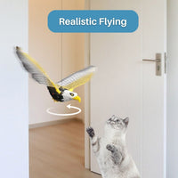 Katze spielt mit realistisch fliegendem Adler-Spielzeug im Innenraum, interaktives Haustierzubehör.