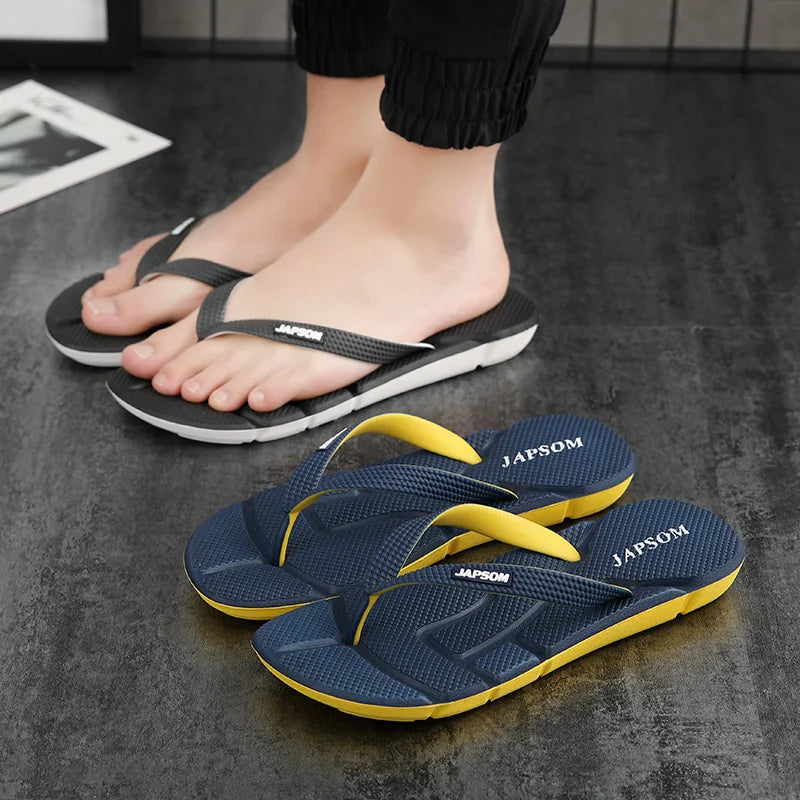 Zwei Paar Japsom Flip-Flops, schwarz und blau-gelb, rutschfest, für Herren.