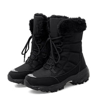 Schwarze Winterstiefel mit Fellfutter, wasserdicht, rutschfeste Sohle, ideal für kaltes Wetter.