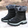 Schwarze Winterstiefel mit Fellfutter, rutschfeste Sohle, ideal für Outdoor-Aktivitäten.
