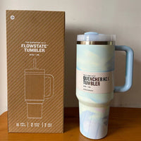 Flowstate H2.0 Tumbler, pastellfarben, 1 Liter, isoliert, mit Griff, neben Verpackung.