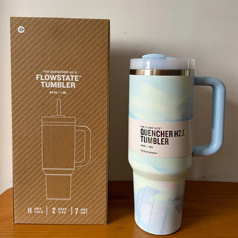 Flowstate H2.0 Tumbler, pastellfarben, 1 Liter, isoliert, mit Griff, neben Verpackung.
