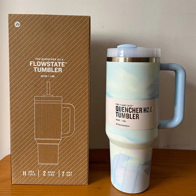 Flowstate H2.0 Tumbler, pastellfarben, 1 Liter, isoliert, mit Griff, neben Verpackung.