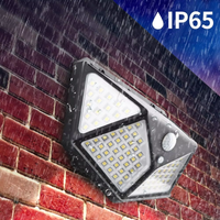 Wasserdichte LED-Außenleuchte IP65, schwarz, an Ziegelwand montiert, bei Regen.