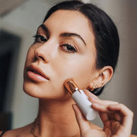 Frau verwendet elektrischen Gesichtshaarentferner, weiß-gold, glatte Hautpflege, Beauty-Tool.