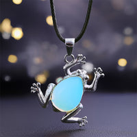 Silberner Frosch-Anhänger mit blauem Opal, Halskette, Schmuck, Geschenkidee, Damenaccessoire.